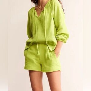 Boden Set Doublecloth Blouson Sleeve Tie-Neck Peasant Top and Shorts Size 4